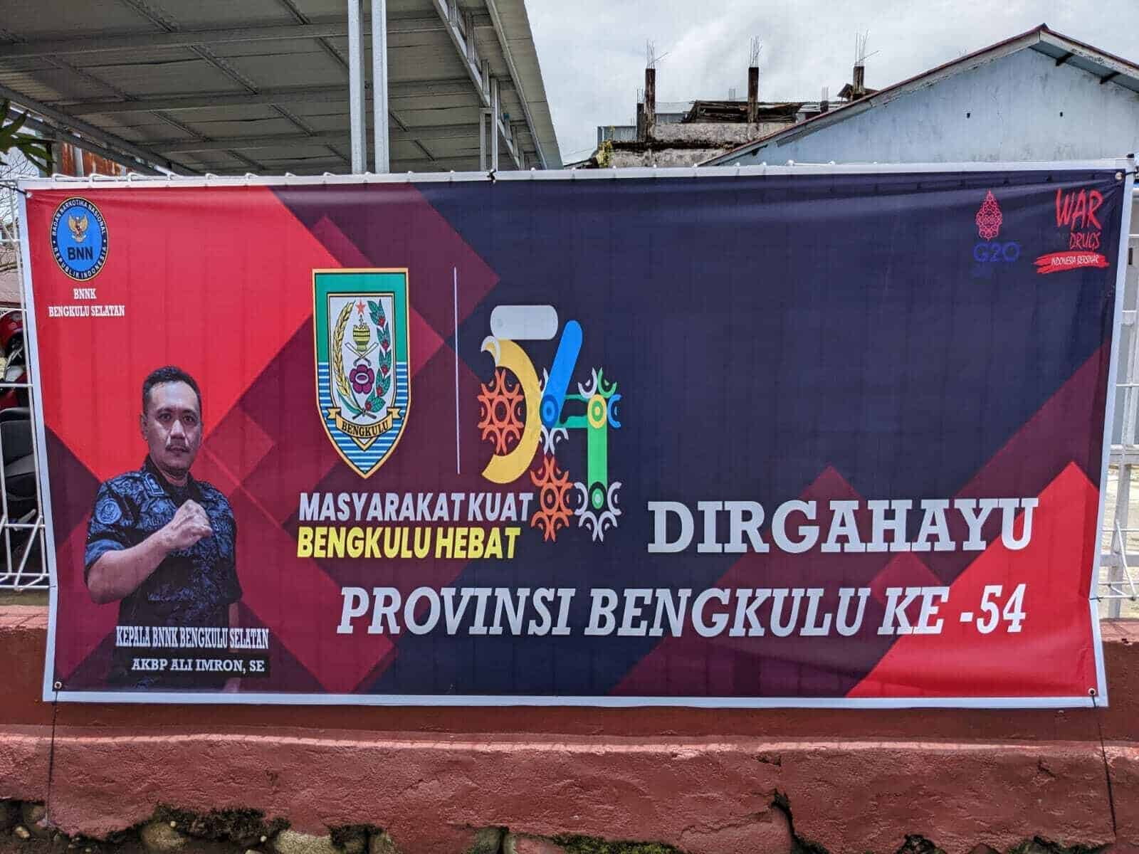 Pemasangan Spanduk Di lingkungan Kantor Badan Narkotika Nasional Kab. Bengkulu Selatan dalam Rangka HUT Provinsi Bengkulu Ke 54.