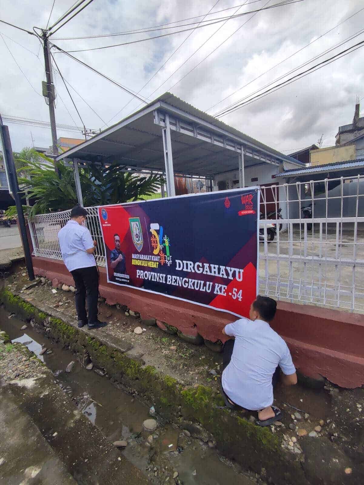 Pemasangan Spanduk Di lingkungan Kantor Badan Narkotika Nasional Kab. Bengkulu Selatan dalam Rangka HUT Provinsi Bengkulu Ke 54.